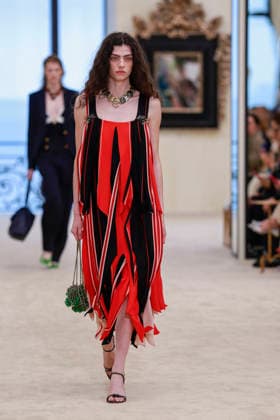 Chanel Collection Croisière 2026 2027 Chanel Cruise fashion show at the Casino municipal de Biarritz, France, on April 28, 2026 Olivier Borde Bestimage A model walks the runway at the Chanel Cruise 2025 fashion show at the Biarritz Municipal Casino, France, on April 28, 2026 Biarritz France  Copyright: xOLIVIERxBORDEx xBESTIMAGExOLIVIERxBORDEx xBESTIMAGEx