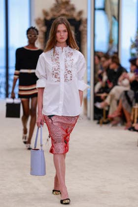 Chanel Collection Croisière 2026 2027 Chanel Cruise fashion show at the Casino municipal de Biarritz, France, on April 28, 2026 Olivier Borde Bestimage A model walks the runway at the Chanel Cruise 2025 fashion show at the Biarritz Municipal Casino, France, on April 28, 2026 Biarritz France  Copyright: xOLIVIERxBORDEx xBESTIMAGExOLIVIERxBORDEx xBESTIMAGEx
