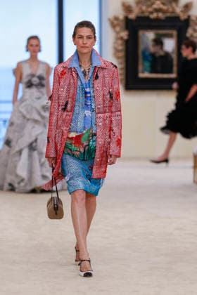 Chanel Collection Croisière 2026 2027 Chanel Cruise fashion show at the Casino municipal de Biarritz, France, on April 28, 2026 Olivier Borde Bestimage A model walks the runway at the Chanel Cruise 2025 fashion show at the Biarritz Municipal Casino, France, on April 28, 2026 Biarritz France  Copyright: xOLIVIERxBORDEx xBESTIMAGExOLIVIERxBORDEx xBESTIMAGEx