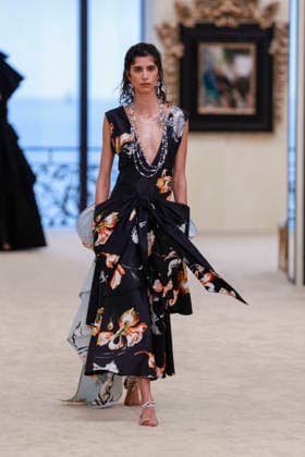 Chanel Collection Croisière 2026 2027 Chanel Cruise fashion show at the Casino municipal de Biarritz, France, on April 28, 2026 Olivier Borde Bestimage A model walks the runway at the Chanel Cruise 2025 fashion show at the Biarritz Municipal Casino, France, on April 28, 2026 Biarritz France  Copyright: xOLIVIERxBORDEx xBESTIMAGExOLIVIERxBORDEx xBESTIMAGEx