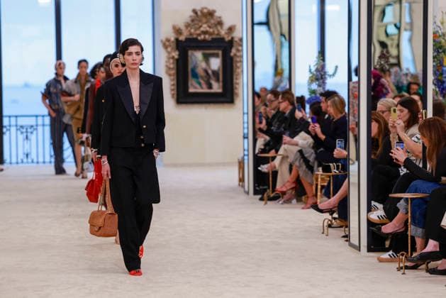 Chanel Collection Croisière 2026 2027 Chanel Cruise fashion show at the Casino municipal de Biarritz, France, on April 28, 2026 Olivier Borde Bestimage A model walks the runway at the Chanel Cruise 2025 fashion show at the Biarritz Municipal Casino, France, on April 28, 2026 Biarritz France  Copyright: xOLIVIERxBORDEx xBESTIMAGExOLIVIERxBORDEx xBESTIMAGEx