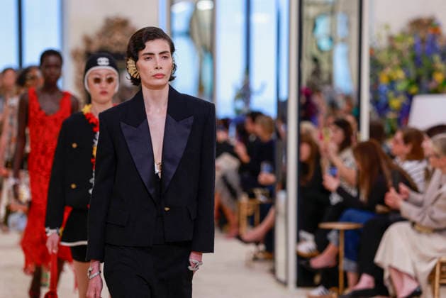 Chanel Collection Croisière 2026 2027 Chanel Cruise fashion show at the Casino municipal de Biarritz, France, on April 28, 2026 Olivier Borde Bestimage A model walks the runway at the Chanel Cruise 2025 fashion show at the Biarritz Municipal Casino, France, on April 28, 2026 Biarritz France  Copyright: xOLIVIERxBORDEx xBESTIMAGExOLIVIERxBORDEx xBESTIMAGEx