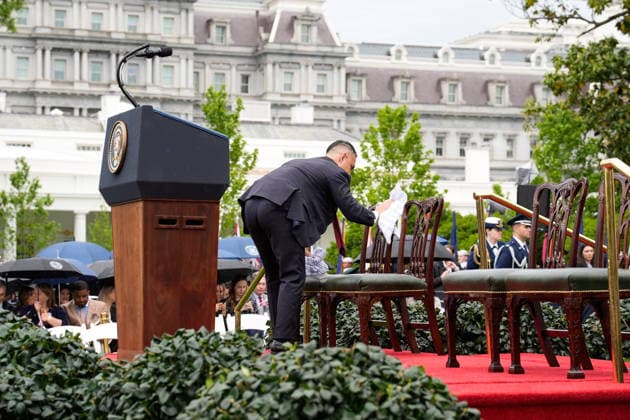 April 28, 2026, Washington, District Of Columbia, USA: An aide dries chairs from the rain prior to the state arrival ceremony honoring King Charles III and Queen Camilla on the South Lawn of the White House in Washington, DC, USA, on April 28, 2026 in Washington, DC Washington USA  - ZUMAs152 20260428_faa_s152_005 Copyright: xYurixGripasx-xPoolxviaxCNPx