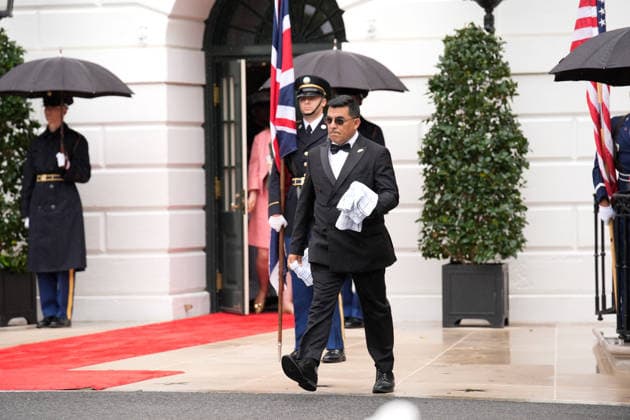 April 28, 2026, Washington, District Of Columbia, USA: An aide dries chairs from the rain prior to the state arrival ceremony honoring King Charles III and Queen Camilla on the South Lawn of the White House in Washington, DC, USA, on April 28, 2026 in Washington, DC Washington USA  - ZUMAs152 20260428_faa_s152_006 Copyright: xYurixGripasx-xPoolxviaxCNPx