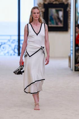 Chanel N°2 Collection Croisière 2026 2027 Chanel Cruise fashion show at the Biarritz Municipal Casino, April 28, 2026 Olivier Borde Betimage A model walks the runway at the Chanel Cruise 2025 fashion show at the Biarritz Municipal Casino, France, on April 28, 2026 Biarritz France  Copyright: xOLIVIERxBORDEx xBESTIMAGExOLIVIERxBORDEx xBESTIMAGEx