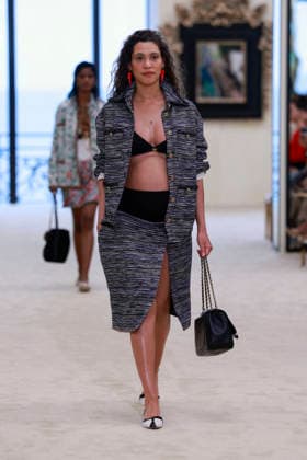 Chanel N°2 Collection Croisière 2026 2027 Chanel Cruise fashion show at the Biarritz Municipal Casino, April 28, 2026 Olivier Borde Betimage A model walks the runway at the Chanel Cruise 2025 fashion show at the Biarritz Municipal Casino, France, on April 28, 2026 Biarritz France  Copyright: xOLIVIERxBORDEx xBESTIMAGExOLIVIERxBORDEx xBESTIMAGEx