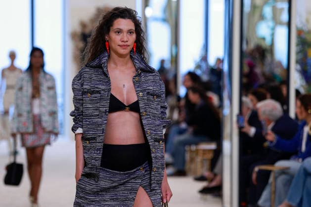 Chanel N°2 Collection Croisière 2026 2027 Chanel Cruise fashion show at the Biarritz Municipal Casino, April 28, 2026 Olivier Borde Betimage A model walks the runway at the Chanel Cruise 2025 fashion show at the Biarritz Municipal Casino, France, on April 28, 2026 Biarritz France  Copyright: xOLIVIERxBORDEx xBESTIMAGExOLIVIERxBORDEx xBESTIMAGEx