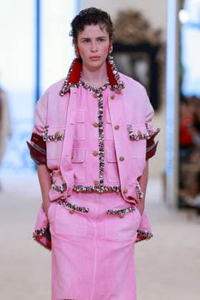 Chanel N°2 Collection Croisière 2026 2027 Chanel Cruise fashion show at the Biarritz Municipal Casino, April 28, 2026 Olivier Borde Betimage A model walks the runway at the Chanel Cruise 2025 fashion show at the Biarritz Municipal Casino, France, on April 28, 2026 Biarritz France  Copyright: xOLIVIERxBORDEx xBESTIMAGExOLIVIERxBORDEx xBESTIMAGEx
