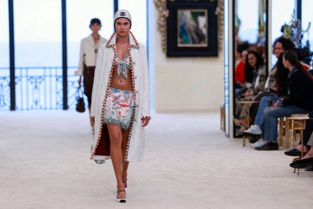Chanel N°2 Collection Croisière 2026 2027 Chanel Cruise fashion show at the Biarritz Municipal Casino, April 28, 2026 Olivier Borde Betimage A model walks the runway at the Chanel Cruise 2025 fashion show at the Biarritz Municipal Casino, France, on April 28, 2026 Biarritz France  Copyright: xOLIVIERxBORDEx xBESTIMAGExOLIVIERxBORDEx xBESTIMAGEx