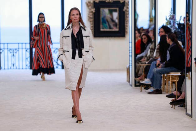 Chanel N°2 Collection Croisière 2026 2027 Chanel Cruise fashion show at the Biarritz Municipal Casino, April 28, 2026 Olivier Borde Betimage A model walks the runway at the Chanel Cruise 2025 fashion show at the Biarritz Municipal Casino, France, on April 28, 2026 Biarritz France  Copyright: xOLIVIERxBORDEx xBESTIMAGExOLIVIERxBORDEx xBESTIMAGEx