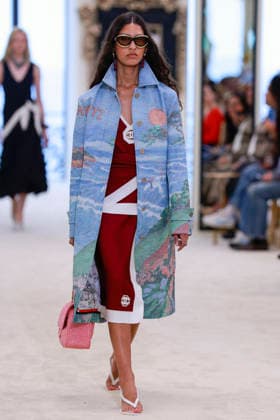 Chanel N°2 Collection Croisière 2026 2027 Chanel Cruise fashion show at the Biarritz Municipal Casino, April 28, 2026 Olivier Borde Betimage A model walks the runway at the Chanel Cruise 2025 fashion show at the Biarritz Municipal Casino, France, on April 28, 2026 Biarritz France  Copyright: xOLIVIERxBORDEx xBESTIMAGExOLIVIERxBORDEx xBESTIMAGEx