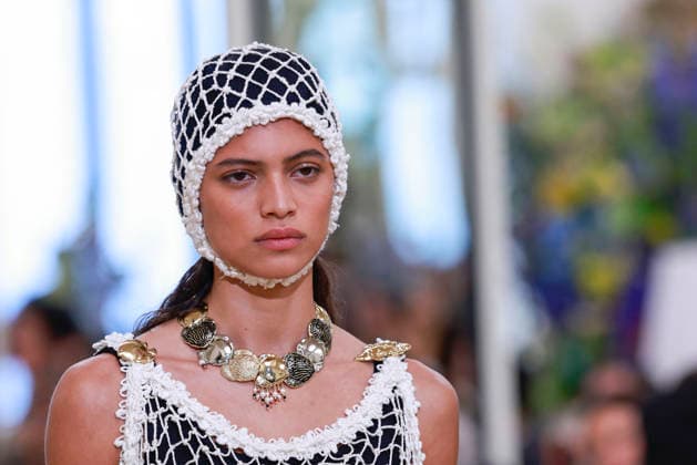 Chanel N°2 Collection Croisière 2026 2027 Chanel Cruise fashion show at the Biarritz Municipal Casino, April 28, 2026 Olivier Borde Betimage A model walks the runway at the Chanel Cruise 2025 fashion show at the Biarritz Municipal Casino, France, on April 28, 2026 Biarritz France  Copyright: xOLIVIERxBORDEx xBESTIMAGExOLIVIERxBORDEx xBESTIMAGEx