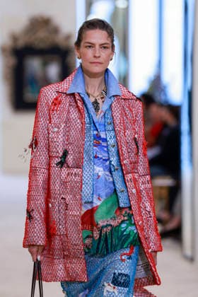 Chanel N°2 Collection Croisière 2026 2027 Chanel Cruise fashion show at the Biarritz Municipal Casino, April 28, 2026 Olivier Borde Betimage A model walks the runway at the Chanel Cruise 2025 fashion show at the Biarritz Municipal Casino, France, on April 28, 2026 Biarritz France  Copyright: xOLIVIERxBORDEx xBESTIMAGExOLIVIERxBORDEx xBESTIMAGEx