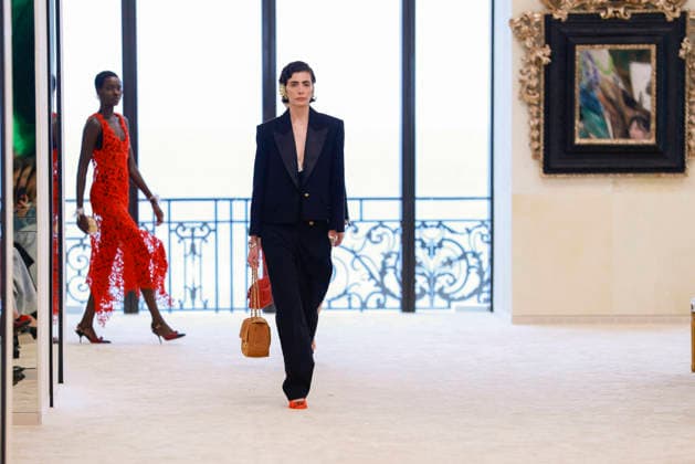 Chanel N°2 Collection Croisière 2026 2027 Chanel Cruise fashion show at the Biarritz Municipal Casino, April 28, 2026 Olivier Borde Betimage A model walks the runway at the Chanel Cruise 2025 fashion show at the Biarritz Municipal Casino, France, on April 28, 2026 Biarritz France  Copyright: xOLIVIERxBORDEx xBESTIMAGExOLIVIERxBORDEx xBESTIMAGEx