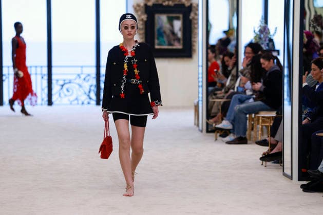 Chanel N°2 Collection Croisière 2026 2027 Chanel Cruise fashion show at the Biarritz Municipal Casino, April 28, 2026 Olivier Borde Betimage A model walks the runway at the Chanel Cruise 2025 fashion show at the Biarritz Municipal Casino, France, on April 28, 2026 Biarritz France  Copyright: xOLIVIERxBORDEx xBESTIMAGExOLIVIERxBORDEx xBESTIMAGEx