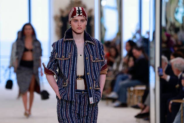 Chanel N°2 Collection Croisière 2026 2027 Chanel Cruise fashion show at the Biarritz Municipal Casino, April 28, 2026 Olivier Borde Betimage A model walks the runway at the Chanel Cruise 2025 fashion show at the Biarritz Municipal Casino, France, on April 28, 2026 Biarritz France  Copyright: xOLIVIERxBORDEx xBESTIMAGExOLIVIERxBORDEx xBESTIMAGEx