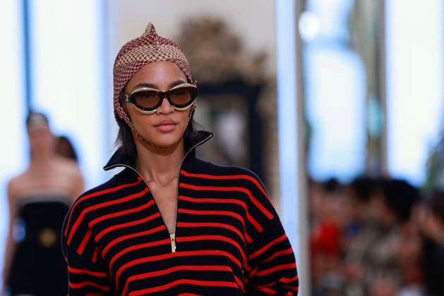 Chanel N°2 Collection Croisière 2026 2027 Chanel Cruise fashion show at the Biarritz Municipal Casino, April 28, 2026 Olivier Borde Betimage A model walks the runway at the Chanel Cruise 2025 fashion show at the Biarritz Municipal Casino, France, on April 28, 2026 Biarritz France  Copyright: xOLIVIERxBORDEx xBESTIMAGExOLIVIERxBORDEx xBESTIMAGEx