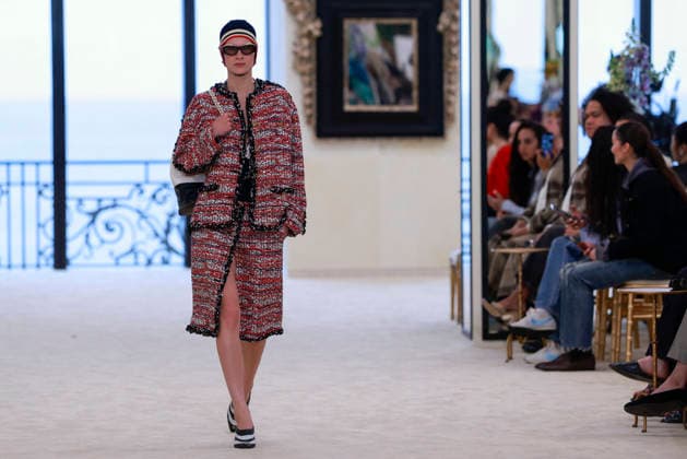Chanel N°2 Collection Croisière 2026 2027 Chanel Cruise fashion show at the Biarritz Municipal Casino, April 28, 2026 Olivier Borde Betimage A model walks the runway at the Chanel Cruise 2025 fashion show at the Biarritz Municipal Casino, France, on April 28, 2026 Biarritz France  Copyright: xOLIVIERxBORDEx xBESTIMAGExOLIVIERxBORDEx xBESTIMAGEx
