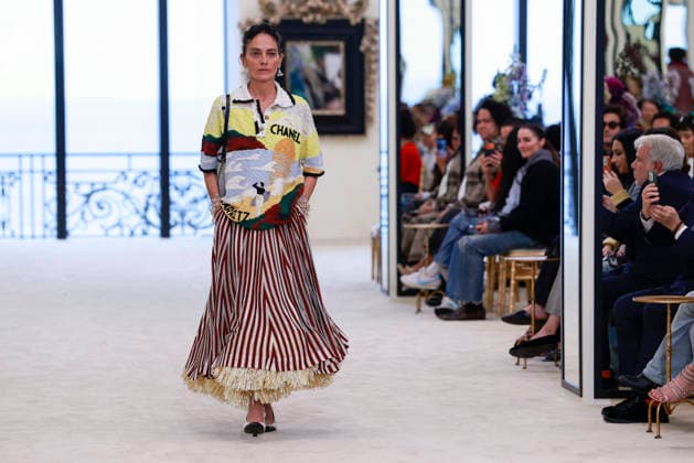Chanel N°2 Collection Croisière 2026 2027 Chanel Cruise fashion show at the Biarritz Municipal Casino, April 28, 2026 Olivier Borde Betimage A model walks the runway at the Chanel Cruise 2025 fashion show at the Biarritz Municipal Casino, France, on April 28, 2026 Biarritz France  Copyright: xOLIVIERxBORDEx xBESTIMAGExOLIVIERxBORDEx xBESTIMAGEx