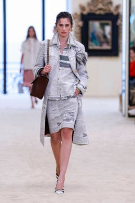 Chanel N°2 Collection Croisière 2026 2027 Chanel Cruise fashion show at the Biarritz Municipal Casino, April 28, 2026 Olivier Borde Betimage A model walks the runway at the Chanel Cruise 2025 fashion show at the Biarritz Municipal Casino, France, on April 28, 2026 Biarritz France  Copyright: xOLIVIERxBORDEx xBESTIMAGExOLIVIERxBORDEx xBESTIMAGEx