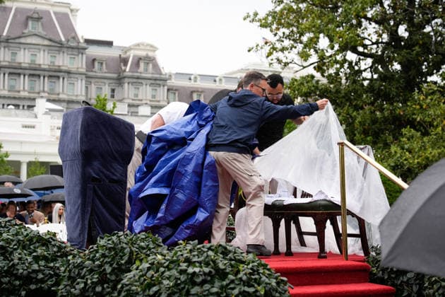 April 28, 2026, Washington, District Of Columbia, USA: Workers use tarps to cover the stage prior to the State arrival ceremony honoring King Charles III and Queen Camilla on the South Lawn of the White House in Washington, DC, USA, on April 28, 2026 in Washington, DC, USA Washington USA - ZUMAs152 20260428_faa_s152_002 Copyright: xYurixGripasx-xPoolxviaxCNPx