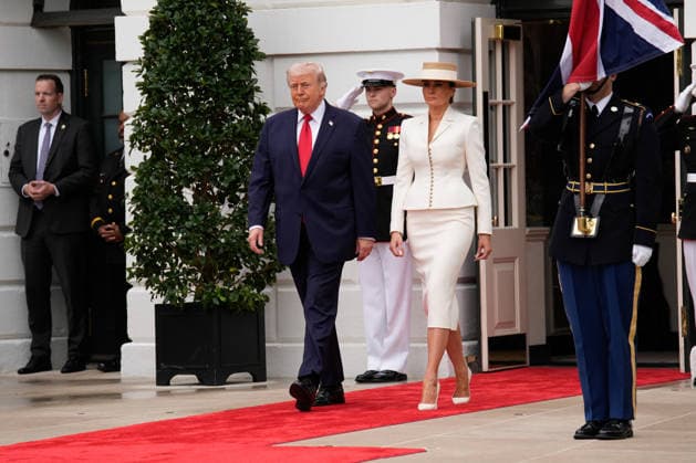 President Donald Trump and First Lady Melania Trump arrive to greet Britain s King Charles III and Queen Camilla at an official welcoming ceremony at the White House in Washington DC on Tuesday, April 28, 2026. The king is on a four-day state visit to the U.S. and will stop in New York and Washington, where he will meet with U.S. officials and deliver an address to Congress.  WAX20260428809 YURIxGRIPAS