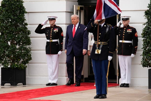 United States President Donald J Trump and first lady Melania Trump greet Britain’s King Charles and Queen Camilla on the South Lawn at the White House in Washington for State Visit on April 28, 2026. Copyright: xYurixGripasx xPoolxviaxCNPx MediaPunchx