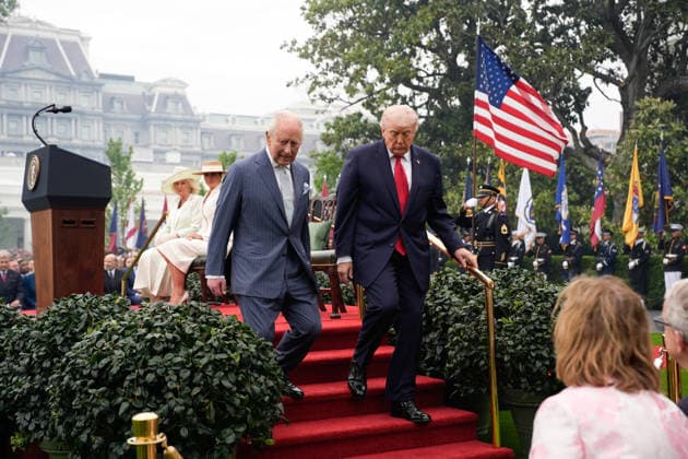 United States President Donald J Trump greets King Charles III of the United Kingdom of Great Britain and Northern Ireland oduring a State Arrival ceremony ton the South Lawn of the White House in Washington, DC, USA, on April 28, 2026. Copyright: xYurixGripasx xPoolxviaxCNP MediaPunchx
