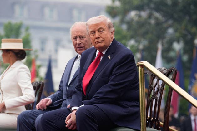 Trump Greets King Charles - Washington US President Donald Trump greets Britain’s King Charles on the South Lawn at the White House in Washington for State Visit on March 28, 2026. Photo by Yuri Gripas ABACAPRESS.COM Washington  Copyright: xPool ABACAx