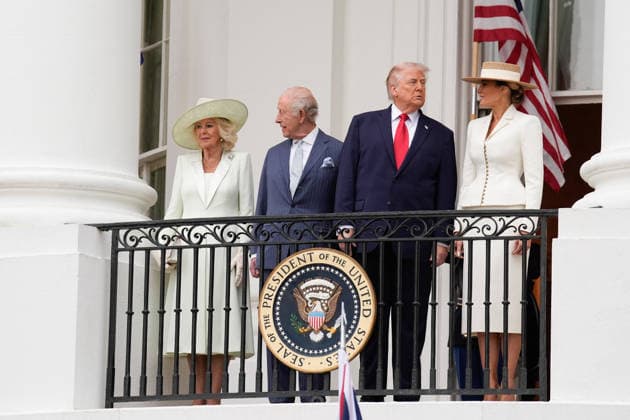 Trump Greets King Charles - Washington Queen Camila, King Charles III, U.S. President Donald Trump and First lady Melania Trump pose on the balcony of the White House during a state arrival ceremony of King Charles III and Queen Camilla on the South Lawn of the White House on April 28, 2026 in Washington, DC. Photo by Yuri Gripas ABACAPRESS.COM Washington  Copyright: xPool ABACAx