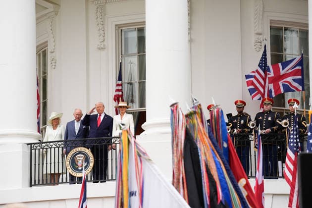 Trump Greets King Charles - Washington Queen Camila, King Charles III, U.S. President Donald Trump and First lady Melania Trump pose on the balcony of the White House during a state arrival ceremony of King Charles III and Queen Camilla on the South Lawn of the White House on April 28, 2026 in Washington, DC. Photo by Yuri Gripas ABACAPRESS.COM Washington  Copyright: xPool ABACAx