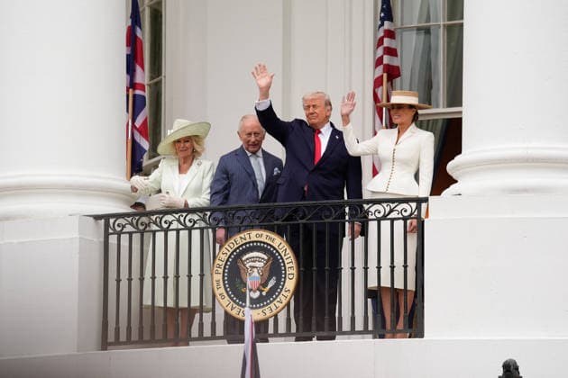 Trump Greets King Charles - Washington Queen Camila, King Charles III, U.S. President Donald Trump and First lady Melania Trump pose on the balcony of the White House during a state arrival ceremony of King Charles III and Queen Camilla on the South Lawn of the White House on April 28, 2026 in Washington, DC. Photo by Yuri Gripas ABACAPRESS.COM Washington  Copyright: xPool ABACAx