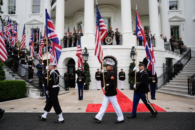Trump Greets King Charles - Washington State arrival ceremony of King Charles III and Queen Camilla on the South Lawn of the White House on April 28, 2026 in Washington, DC. Photo by Yuri Gripas ABACAPRESS.COM Washington  Copyright: xPool ABACAx
