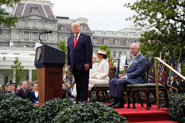 April 28, 2026, Washington, District Of Columbia, USA: United States President Donald J Trump prepares to speak as he and first lady Melania Trump greet King Charles III of the United Kingdom of Great Britain and Northern Ireland and Queen Camilla who are in the Nation™s Capital for a Stare Visit on the South Lawn of the White House in Washington, DC, USA, on March 28, 2026 Washington USA  - ZUMAs152 20260428_faa_s152_050 Copyright: xYurixGripasx-xPoolxviaxCNPx