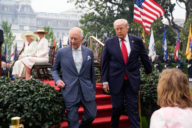United States President Donald J Trump greets King Charles III of the United Kingdom of Great Britain and Northern Ireland oduring a State Arrival ceremony ton the South Lawn of the White House in Washington, DC, USA, on April 28, 2026. Copyright: xYurixGripasx xPoolxviaxCNP MediaPunchx