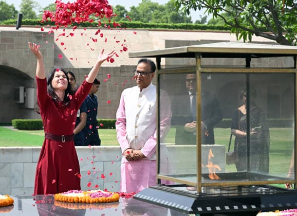 RECORD DATE NOT STATED President of the United Nations General Assembly Annalena Baerbock pays floral tribute to Mahatma Gandhi New Delhi, Apr 28 (ANI): President of the United Nations General Assembly Annalena Baerbock pays floral tribute to Mahatma Gandhi at Rajghat, in New Delhi on Tuesday. New Delhi Delhi India Copyright: xANIx ANI_20260428022