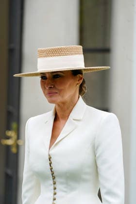 April 28, 2026, Washington, District Of Columbia, USA: WASHINGTON, DC - APRIL 28: First lady Melania Trump attends an event with students on Tuesday, April 28, 2026 at the White House in Washington, D.C Washington USA  - ZUMAs152 20260428_faa_s152_136 Copyright: xMaxinexWallacex-xPoolxviaxCNPx