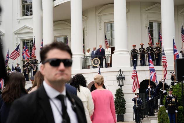 From left to right: Queen Camilla, King Charles III of the United Kingdom of Great Britain and Northern Ireland, United States President Donald J Trump and first lady Melania Trump pose on the Blue Room Balcony during a state arrival ceremony on the South Lawn of the White House in Washington, DC, USA, on April 28, 2026. Copyright: xYurixGripasx xPoolxviaxCNPx MediaPunchx