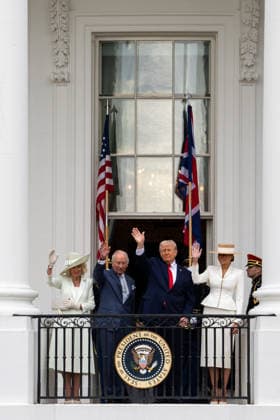 King Charles Arrives at White House WASHINGTON, DC - APRIL 28: The United Kingdom’s Queen Camilla, King Charles, President Donald Trump and first lady Melania Trump, wave goodbye at the end of the state visit arrival ceremony at the White House on Tuesday, April 28, 2026 in Washington, D.C. Charles was set to deliver a joint address to Congress as well as attend a state dinner with U.S. President Donald Trump. (Photo by Allison Robbert For The Washington Post) Washington DC United States  Copyright: xPool ABACAx
