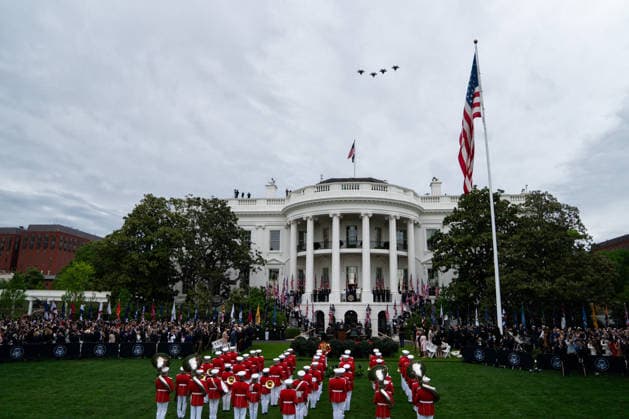 King Charles Arrives at White House WASHINGTON, DC - APRIL 28: The United Kingdom’s Queen Camilla, King Charles, President Donald Trump and first lady Melania Trump, stand for the end of the state visit arrival ceremony during a fly over above the White House on Tuesday, April 28, 2026 in Washington, D.C. Charles was set to deliver a joint address to Congress as well as attend a state dinner with U.S. President Donald Trump. (Photo by Allison Robbert For The Washington Post) Washington DC United States  Copyright: xPool ABACAx