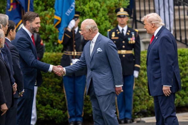 April 28, 2026, Washington, Dc, United States: Vice President JD Vance welcomes King Charles III of the United Kingdom to the White House for a formal State Visit on April 28, 2026. Washington United States - ZUMAl312 20260428_znp_l312_002 Copyright: xAndrewxLeydenx
