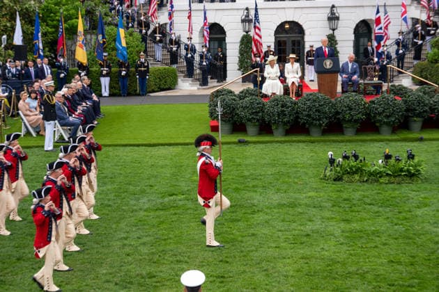 April 28, 2026, Washington, Dc, United States: President Donald Trump welcomes King Charles III of the United Kingdom to the White House for a formal State Visit on April 28, 2026. Washington United States  - ZUMAl312 20260428_znp_l312_016 Copyright: xAndrewxLeydenx