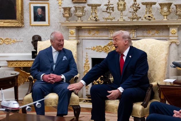April 28, 2026, Washington, District Of Columbia, USA: United States President Donald J Trump and King Charles III of the United Kingdom of Great Britain and Northern Ireland and Queen Camilla meet in the Oval Office of the White House in Washington, DC, USA, on Tuesday, April 28, 2026 Washington USA - ZUMAs152 20260428_faa_s152_137 Copyright: xAllisonxRobbertx-xPoolxviaxCNPx