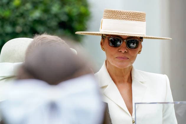 April 28, 2026, Washington, District Of Columbia, USA: First Lady MELANIA TRUMP and Queen Camilla participated in an educational event with students at the White House Tennis Pavilion, as part of the UK royals visit to the U.S. Washington USA - ZUMAs152 20260428_faa_s152_132 Copyright: xMaxinexWallacex-xPoolxviaxCNPx