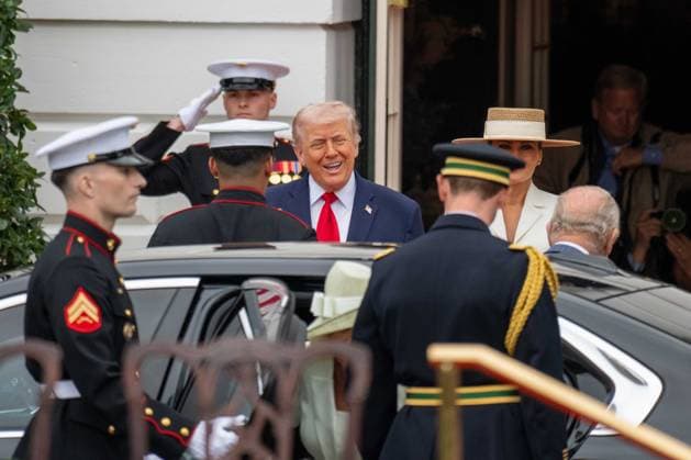 April 28, 2026, Washington, District Of Columbia, USA: President DONALD TRUMP and First Lady MELANIA TRUMP greet KING CHARLES III and QUEEN CAMILLA as their armored BMW arrives at the South Portico of the White House. Washington USA  - ZUMAs365 20260428_znp_s365_013 Copyright: xJoeyxSussmanx