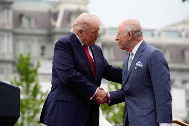 April 28, 2026, Washington, District Of Columbia, USA: United States President Donald J Trump and King Charles III of the United Kingdom of Great Britain and Northern Ireland shake hands during a State Arrival ceremony on the South Lawn of the White House in Washington, DC, USA, on March 28, 2026 Washington USA - ZUMAs152 20260428_faa_s152_073 Copyright: xYurixGripasx-xPoolxviaxCNPx