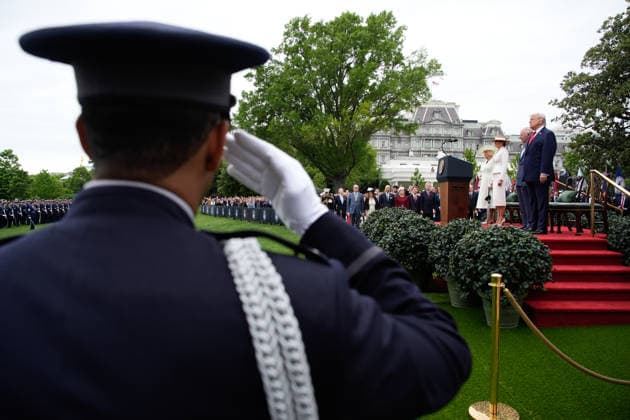 April 28, 2026, Washington, District Of Columbia, USA: United States President Donald J Trump and first lady Melania Trump greet King Charles III of the United Kingdom of Great Britain and Northern Ireland and Queen Camilla, who are in the Nation™s Capital for a State Visit on the South Lawn of the White House in Washington, DC, USA, on March 28, 2026 Washington USA - ZUMAs152 20260428_faa_s152_040 Copyright: xYurixGripasx-xPoolxviaxCNPx