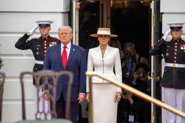 April 28, 2026, Washington, District Of Columbia, USA: President DONALD TRUMP and First Lady MELANIA TRUMP walk out of the White House to await the arrival of King Charles III and Queen Camilla. Washington USA  - ZUMAs365 20260428_znp_s365_011 Copyright: xJoeyxSussmanx