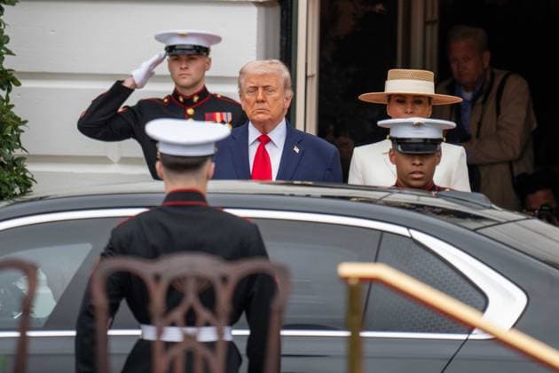 April 28, 2026, Washington, District Of Columbia, USA: President DONALD TRUMP and First Lady MELANIA TRUMP greet KING CHARLES III and QUEEN CAMILLA as their armored BMW arrives at the South Portico of the White House. Washington USA  - ZUMAs365 20260428_znp_s365_012 Copyright: xJoeyxSussmanx