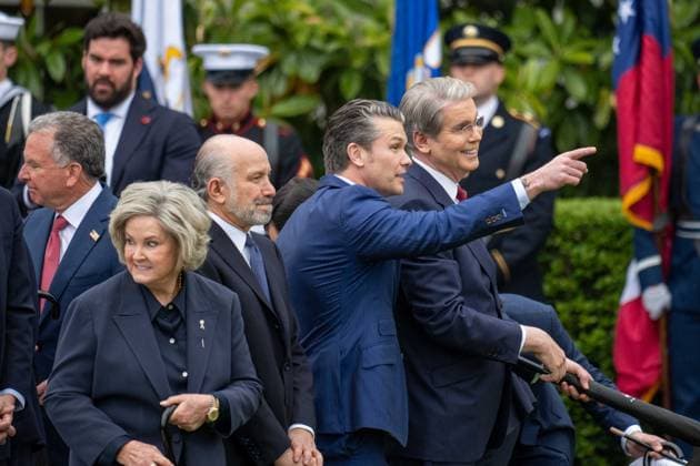 April 28, 2026, Washington, District Of Columbia, USA: Secretary of Defense PETE HEGSETH points something out to other members of the cabinet during the state arrival ceremony at the White House. Washington USA  - ZUMAs365 20260428_znp_s365_007 Copyright: xJoeyxSussmanx